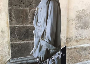 Decapitata dai vandali la Statua di Ippolito Scalza in via Luca Signorelli