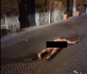 Uomo passeggia nudo in pieno centro storico. Le forze dell’ordine indagano sul motivo del gesto