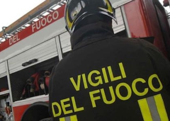 Condizionatore prende fuoco in una tabaccheria:intervengono i Vigili del Fuoco