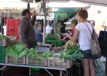 Mercato di Piazza del Popolo, stretta sugli abusivi e presto in arrivo nuove disposizioni