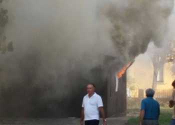 Un incendio manda in fumo la casetta Caritas a Ciconia