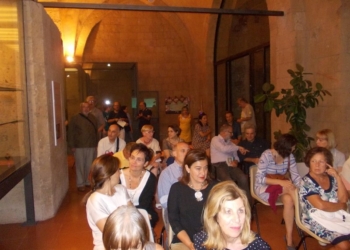 Una piccola anfora in bucchero a forma di colomba con la testa umana tra i reperti della Necropoli Crocifisso del tufo