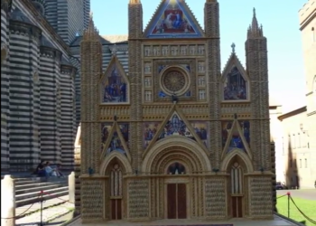 Il Duomo di Orvieto costruito con le spighe di grano. Slideshow di Piero Cambi