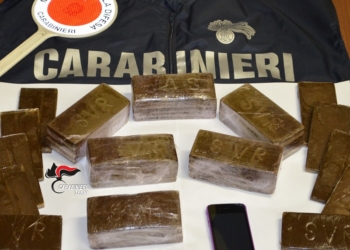 Quattro chili di hashish e un taser camuffato da cellulare, arrestati due corrieri della droga