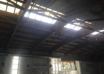 Incendio alla piscina de La Svolta. Le fiamme divorano il lucernaio, la guaina protettiva del tetto e danneggiano pannello solare