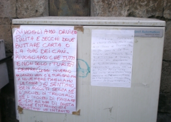 Inciviltà e poco rispetto: esasperano le deiezioni degli animali in centro storico