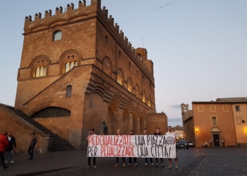 “Pedonalizzate una piazza, per penalizzare una città”, lo striscione di Casapound a Piazza del Popolo