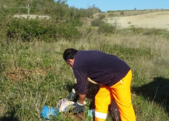 Discariche a cielo aperto intorno alla Rupe, almeno dieci gli interventi. Dal 2 ottobre nuovi orari all’isola ecologica