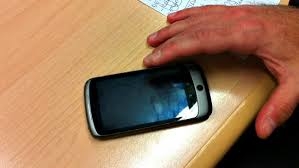 Lascia il cellulare sul tavolo, al suo ritorno non c’era più. Rumeno denunciato per ricettazione