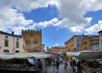 Mercato di piazza del Popolo, è scontro sui posteggi e sul diritto d’anzianità