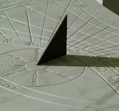 Montegabbione, un orologio solare sopra gli alloggi popolari per scandire il lavoro nei campi