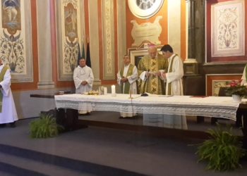 Il vescovo Fumagalli ha celebrato la messa in suffragio ai defunti dell’anno in corso all’UniTus
