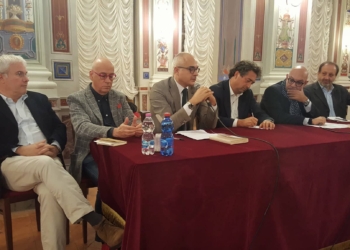 Foyer del Teatro Mancinelli gremito per “Orvieto è ancora una città medievale?” Presentazione dell’ultimo testo di Claudio Lattanzi.