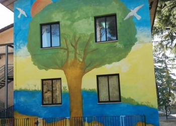 “L’albero che suona” dell’artista Salvatore Ravo sulla parete della scuola A.Ciatti di Amelia