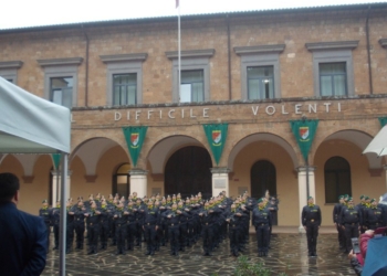 Gravi le condizioni del finanziere colpito alla testa da un proiettile. Si indaga sulla dinamica