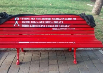 Castel Viscardo, roso come una panchina e un orologio per dire No alla violenza sulle donne