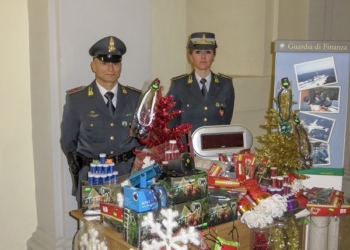 Prodotti natalizi non sicuri, la Gdf di Orvieto ne sequestra 11mila. Nei guai un ecuadoregno e un cinese