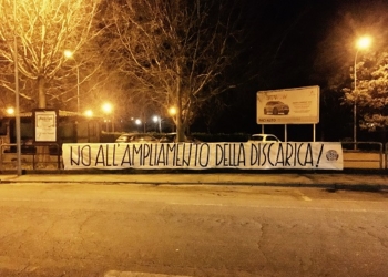 “No all’ampliamento della discarica”, spunta lo striscione a Sferracavallo