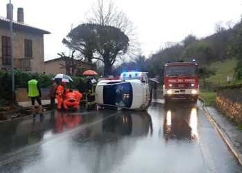Incidente alle porte della Rupe, auto si ribalta lungo la strada della Stazione