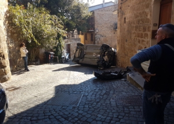 Traffico in tilt: auto si ribalta in pieno centro storico, nel quartiere di San Giovenale