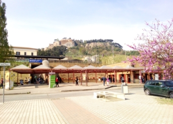 Nomadi sorprese ad adescare anziani tra le auto in sosta a Piazza della Pace