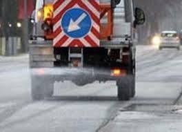 Auto fuori strada, disagi e incidenti a causa del ghiaccio. Manca il sale.