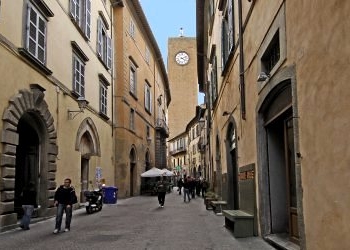 Cavalletti, totem e impianti pubblicitari rimovibili: regole più severe nel centro storico