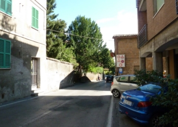 Autobus troppo rumoroso su Via Postierla, problema risolto con mezzo più piccolo e presto nuovo manto stradale