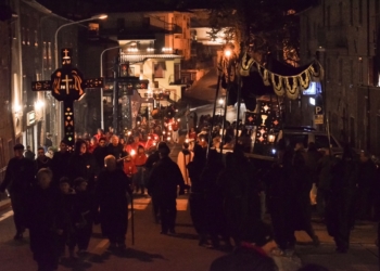 Tra torce e fiaccole a Ficulle va in scena la Processione del Venerdì Santo