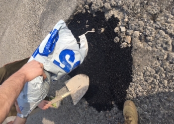 Buche sulla strada dell’ospedale, le tappano i ragazzi di Casapound