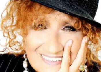 Anna Mazzamauro è Nuda e cruda tra comicità e riflessione al Boni di Acquapendente