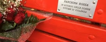 Orvieto aggiunge una panchina rossa contro il femminicidio. Altre 4 panchine verdi per altrettante illustri orvietane