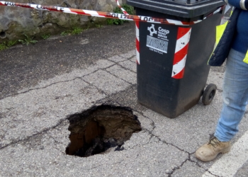 Si apre una ferita di mezzo metro in via delle Viti a Ciconia