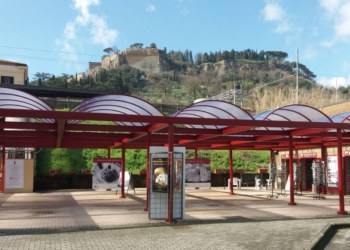 New look per la pensilina in Piazza della Pace: terminati i lavori di rifacimento della copertura
