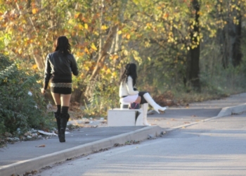 Trentenne costretta a prostituirsi lungo la strada del sesso della Baschi-Todi: denunciati due macedoni