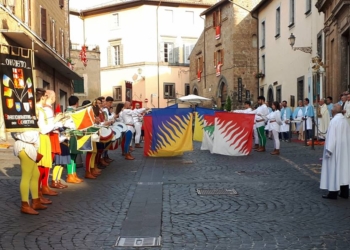 Sbandieratori in processione? Si può