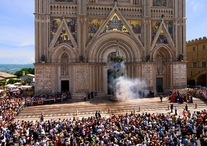 Weekend di festa sulla Rupe con “Orvieto in Fiore”: attesa la discesa della Palombella e il Palio