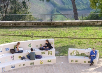 “Corpo dato per amore”: lavanda, rose antiche e un albero di tiglio completano il “Giardino dei lettori”