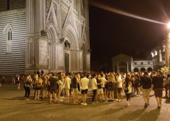 Maturandi sui banchi di scuola, al via gli esami. A Orvieto celebrato il rito del gelato in piazza Duomo