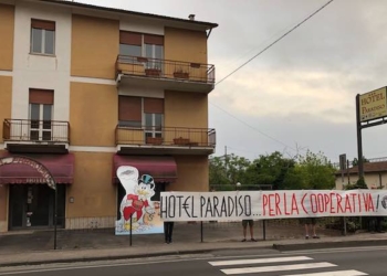 Zio Paperone e la protesta dei giovani di CasaPound di fronte all’ex Hotel Paradiso