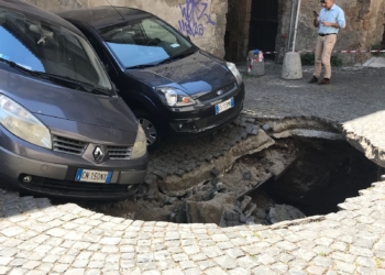 Voragine si apre in una piazza del centro storico, due auto ci finiscono dentro con le ruote