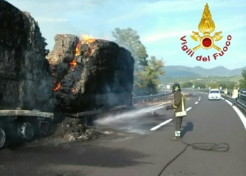 Tir in fiamme lungo l’Autostrada, trasportava balle di fieno