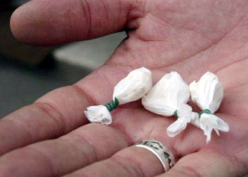 Trovato dagli agenti con 59 dosi di eroina