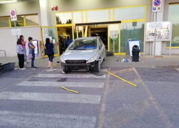 Preoccupazione a Ficulle, malviventi cercano cassaforte e sfondano la vetrata del supermarket con l’auto