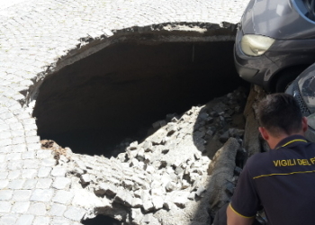 Voragine in piazza Buzi scopre antica cantina etrusca. Non era censita