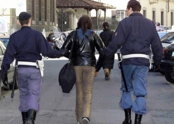 Avvicina 80enne offrendo sesso e gli ruba la catenina, la Polizia arresta giovane rumena