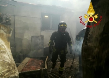 A fuoco la cucina di un ristorante, paura in un locale del centro storico