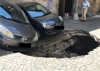 Voragine si apre in una piazza del centro storico, due auto ci finiscono dentro con le ruote