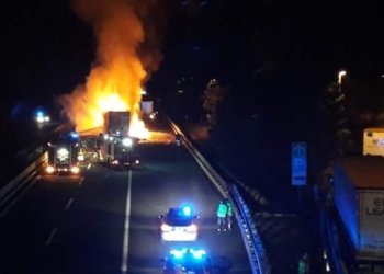 Ancora fiamme in Autostrada, scontro tra mezzi pesanti e un furgone. Un morto carbonizzato