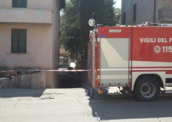 Macchina prende fuoco in un parcheggio sotterraneo, attimi di paura tra i residenti di Viale Primo Maggio